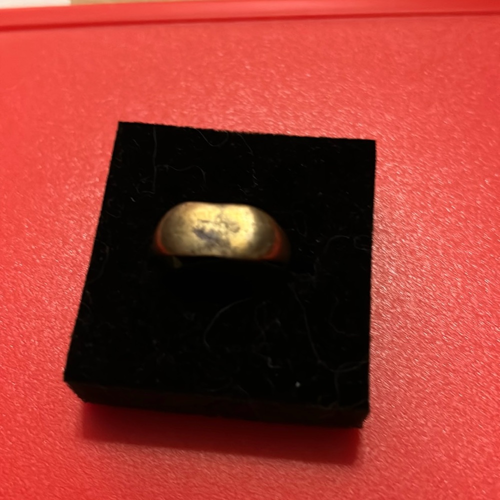 A flat face ring.